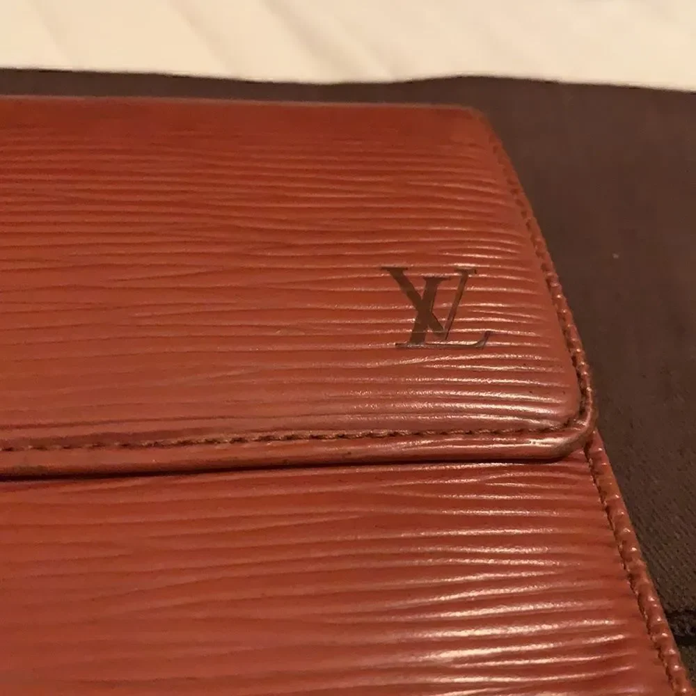 Authentic Louis Vuitton long epi wallet unisex